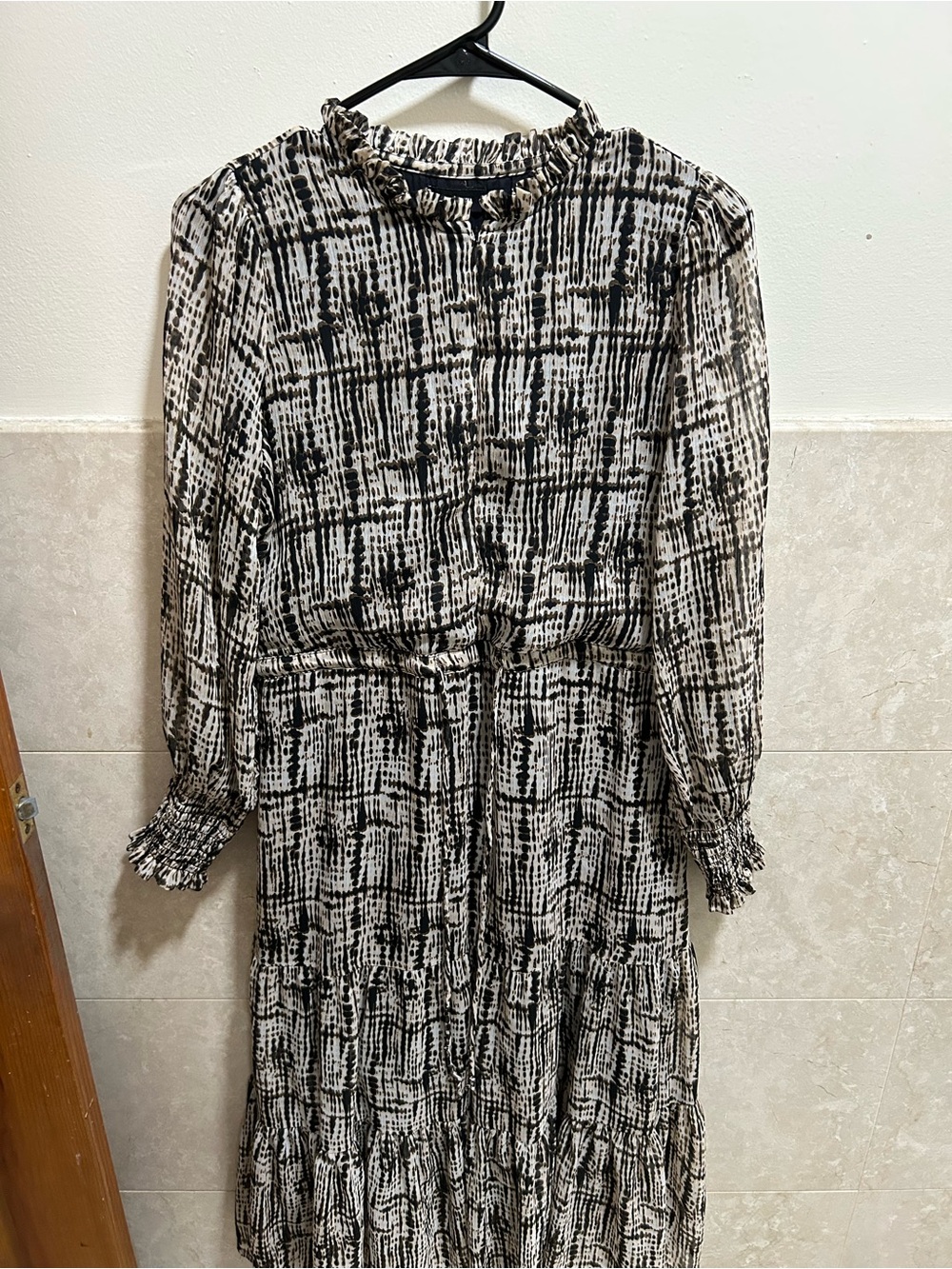 Black and White Printed Long Sleeve Midi Dress with Zipper Fromt